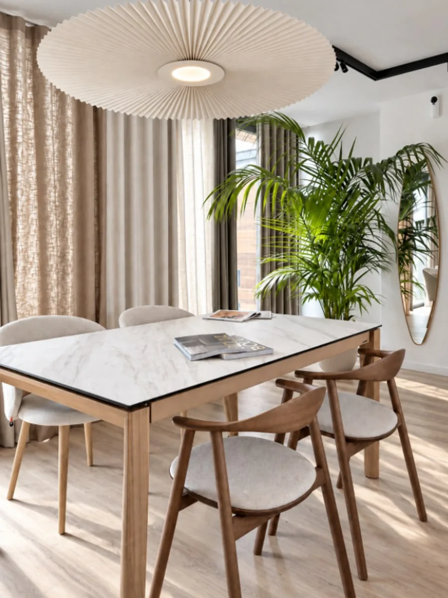 Espace repas du showroom — table marbre et suspension plissée